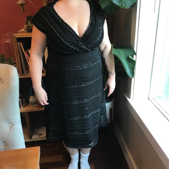 Dazzling Black Cocktail Dress - Size 16 - Perfect for Holiday Parties - Picture 3 of 10